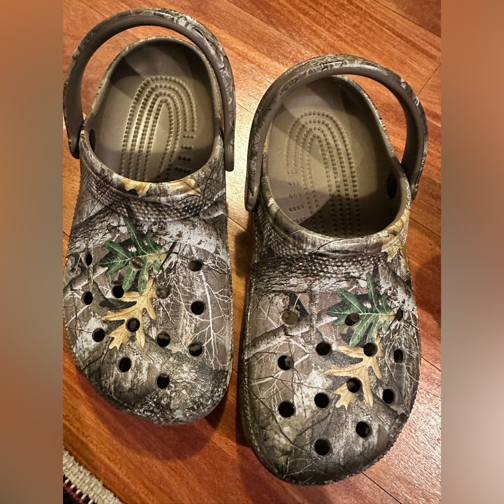 Crocs size 5 boys
Used but only worn a couple times
Great condition